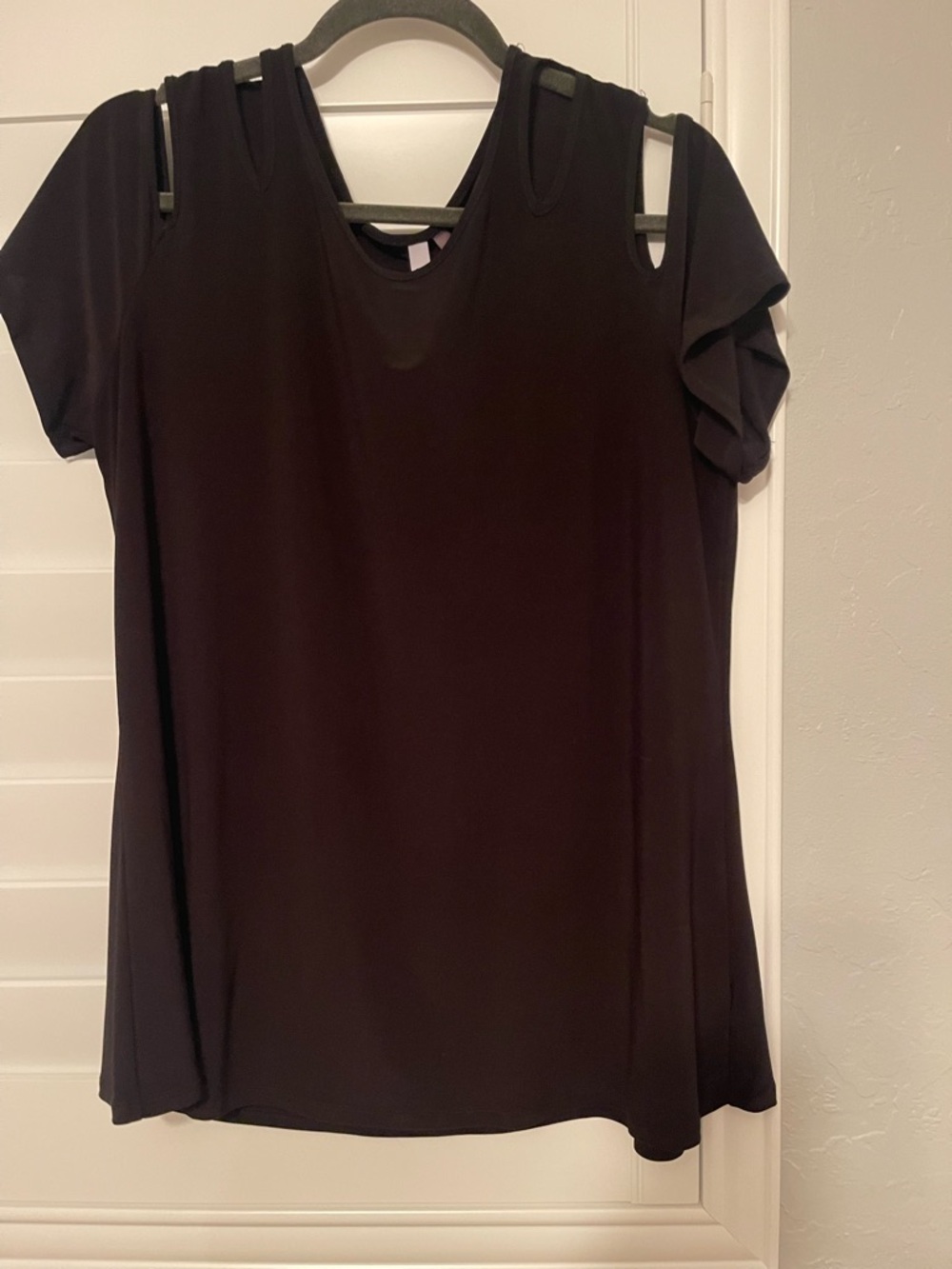 NY Collection Black Cold-Shoulder Short Sleeve Top
Color/Black like new